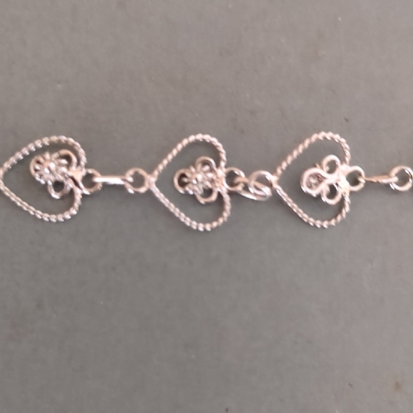 Elegant Silver Heart Bracelet - Picture 2 of 3